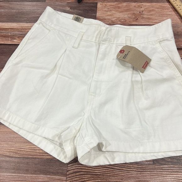 Levi's Women's High Rise Relaxed, A-Line Silhouette White Mom Shorts 33 - Picture 5 of 6